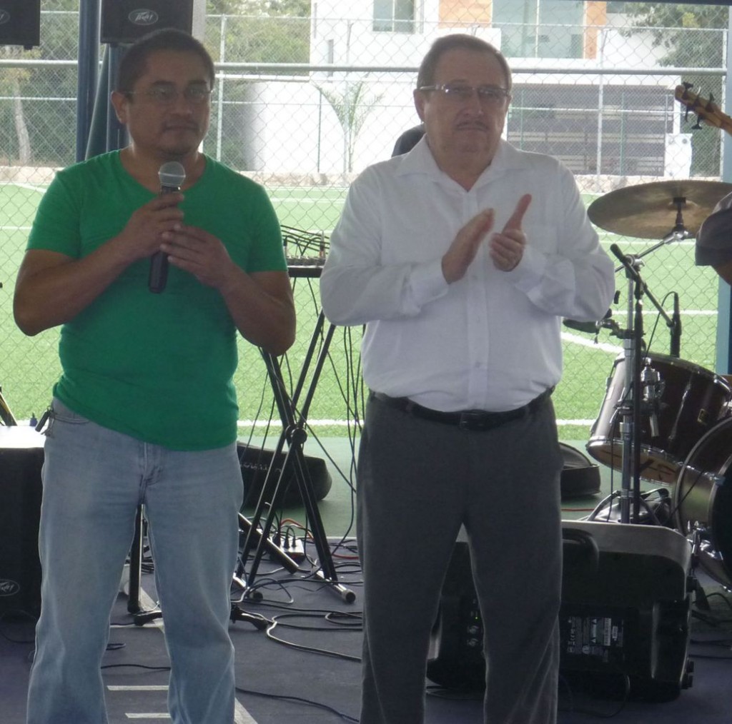 Johnny Oliver Quintal, acompañado del Sr. Fernando Castro, en el momento de dar la bienvenida a los asistentes a la Posada.