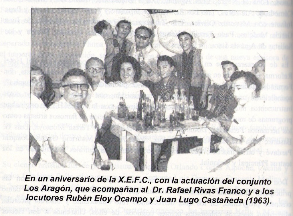 En un aniversario de la X.E.F.C., con la actuación del conjunto Los Aragón, que acompañan al Dr. Rafael Rivas Franco y a los Locutores Rubén Eloy Ocampo y Juan Lugo Castañeda (1963)