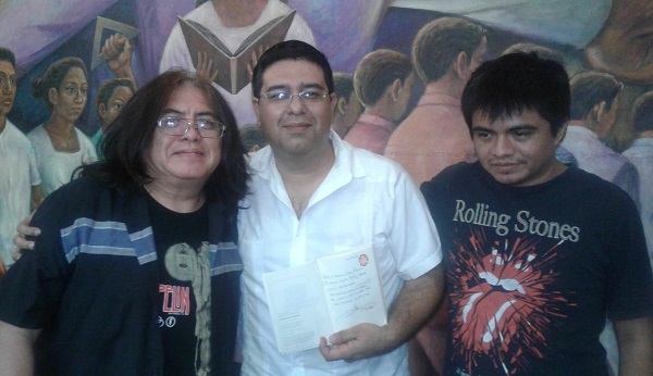 El autor Augusto Cruz García-Mora posando amablemente mi hijo Hugo, quien es fanático de la literatura de terror, y conmigo.