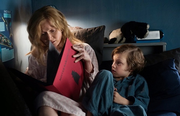 Amelia (Essie Davis) y Samuel (Noah Wiseman) deben enfrentar al Babadook... o morir en el intento.