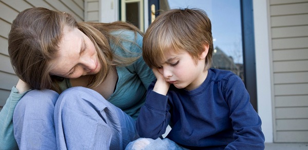 El acompañamiento adulto en el proceso de pérdida es vital para la asimilación de ésta y, si algunos síntomas como la tristeza profunda, ansiedad o irritabilidad persisten por más de un año, se deberá buscar ayuda profesional.