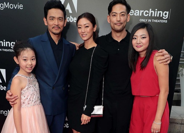 El elenco: Megan Liu, John  Cho, Sara Sohn, Joseph Lee y Michelle La.