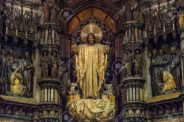 Gigantesca imagen del Sagrado Corazón tallada en madera al estilo bizantino, que preside el altar mayor.