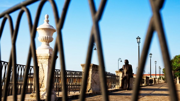 Vista de estatua en el paseo de la Alameda de Paula.