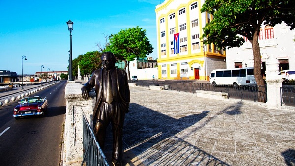 Alameda de Paula, al fondo edificio con la bandera Cubana.