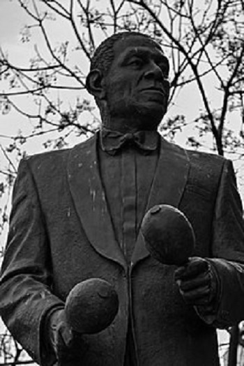 ANTONIO MACHÍN, cantante cubano y maraquero, cuyo bronce se encuentra en La Habana, Cuba. Foto de Archivo AHGA.