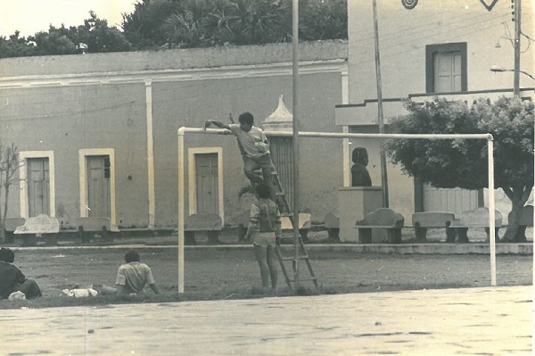 Vista parcial de la plaza, del paseo y del Cinema Lido. (Tekantó, 1987.)