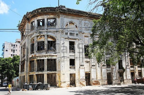 Fachada exterior del Teatro Campoamor de La Habana.