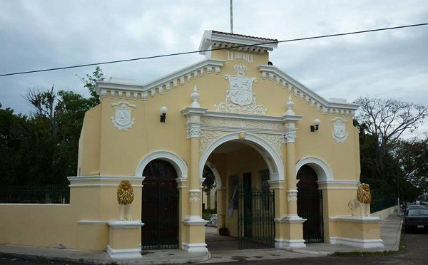 “La Ibérica” Quinta de Salud de la Sociedad de Españoles en Yucatán; ahora Centro Cultural, que dirige la Directora de Teatro Nancy Roche. Su frontispicio tiene el escudo de España, con dos leones guardianes al frente. En La Habana en el barrio del Luyanó, donde caminaba “Bigote Gato, el gran sujeto” de la canción, se encuentra la Quinta “Covadonga” como centro de Salud. Archivo AHGA.