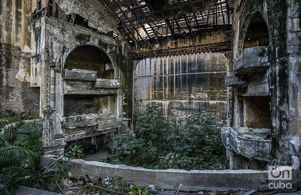 El Teatro “Campoamor” de la Ciudad de La Habana, totalmente abandonado. Fuente ON Cuba.