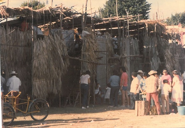 En ocasiones, el mejor ambiente de las corridas es el que se desarrolla en los alrededores del coso taurino, en el intercambio comercial, la charla vecinal y la convivencia de la comunidad.