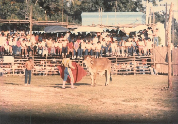 El diestro matador a punto de completar su faena. A un lado, el espontáneo que desea lucir su destreza taurina. El coso taurino a reventar. Tarde de un día de noviembre de 1994. Tekantó. 