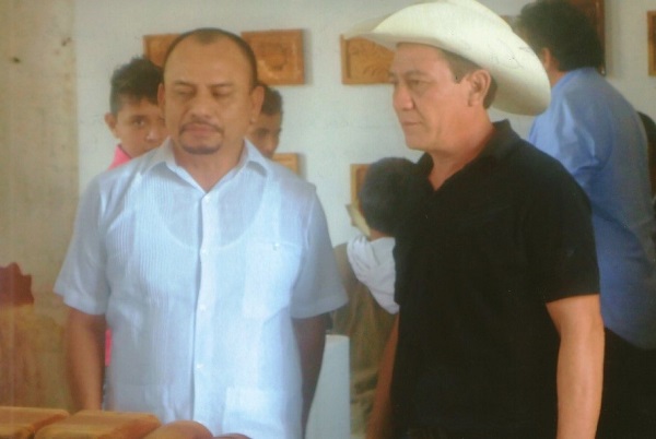 El Mtro. y gestor cultural, Arsenio Rosado Manzanero, en compañía del Mtro. Manuel May Tilán al momento de la inauguración en Mérida de una muestra del trabajo en grabados de niños y jóvenes de Abalá en el Centro de Artes Visuales de Mérida.