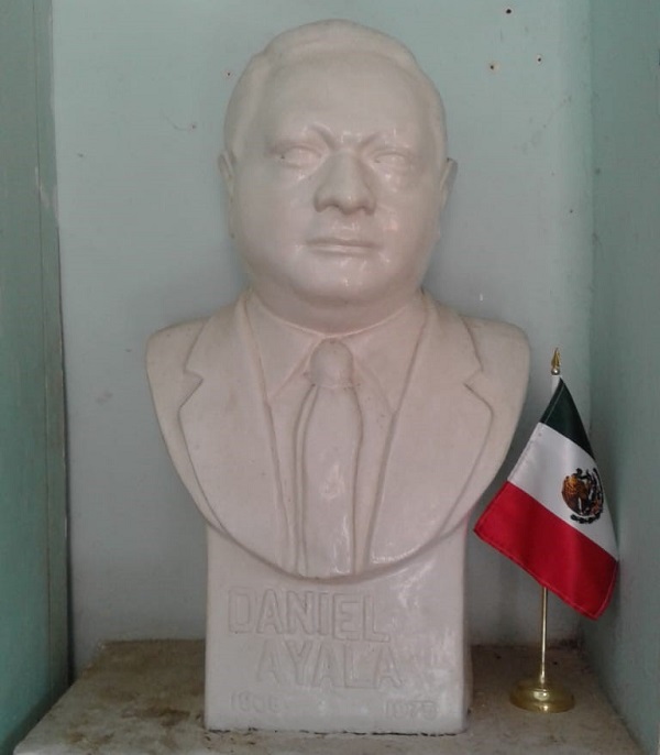 Don Daniel Ayala Pérez, gran músico mexicano reconocido mundialmente. Busto en Abalá.