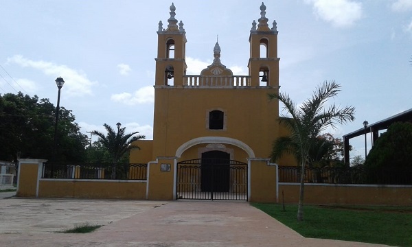 El principal edificio religioso de la comunidad y sus valiosos objetos e imágenes de culto, se preservan por la población. El templo parroquial y sus interiores acumulan muebles y artículos de gran contenido histórico.