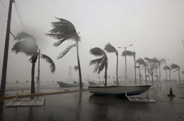 A picture dated 17 September 2010 shows the wind hitting on the beaches of the city of Veracruz. Hurricane Karl hit on the east coast of Mexico with category three. Photo Jorge Reyes/dpa